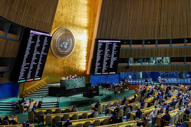 &copy; Reuters. Resultados de la votación sobre una resolución para que Rusia se haga responsable de la reparación de los daños causados en Ucrania en una pantalla en el interior de la sede de la ONU en Nueva York, Estados Unidos, el 14 de noviembre de 2022. REUTERS/