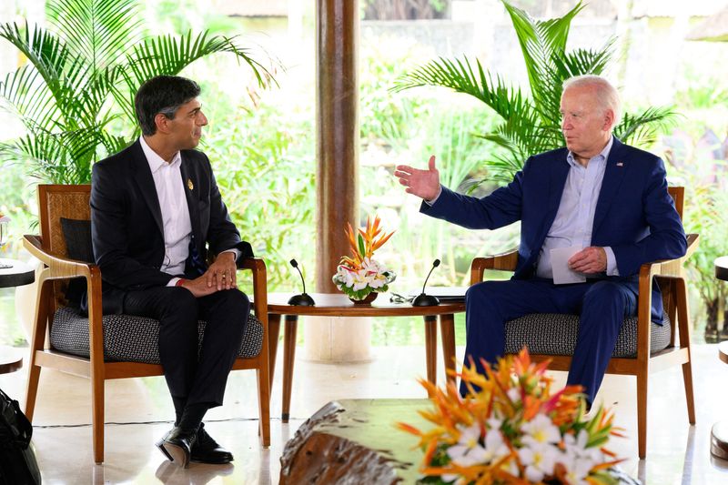 &copy; Reuters. الرئيس الأمريكي جو بايدن ورئيس الوزراء البريطاني ريشي سوناك خلال اجتماع ثنائي على هامش قمة مجموعة العشرين في نوسا دوا بإندونسيا يوم الأربع