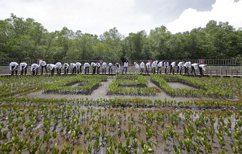 &copy; Reuters. Varios líderes mundiales participan en un acto de siembra de un manglar en un parque natural de Tahura Ngurah Rai, como parte de la cumbre del G20 celebrada en la isla de Bali, Indonesia, el 16 de noviembre de 2022. MAST IRHAM / Pool vía REUTERS