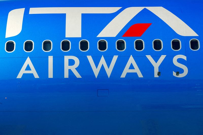 &copy; Reuters. Il logo ITA Airways su un velivolo all'Aeroporto di Roma Fiumicino. REUTERS/Remo Casilli/