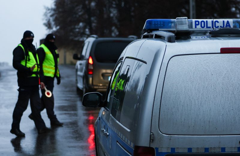 &copy; Reuters. Des policiers après une explosion à Przewodow, un village de l'est de la Pologne, près de la frontière avec l'Ukraine. /Photo prise le 16 novembre 2022/REUTERS/Kacper Pempel