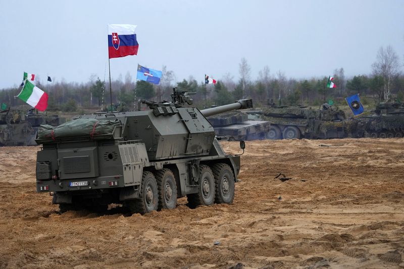 © Reuters. Zuzana 155 mm gun howitzer of NATO Enhanced Forward Presence battle group takes position before live fire exercise, during Iron Spear 2022 military drill in Adazi, Latvia November 15, 2022. REUTERS/Ints Kalnins