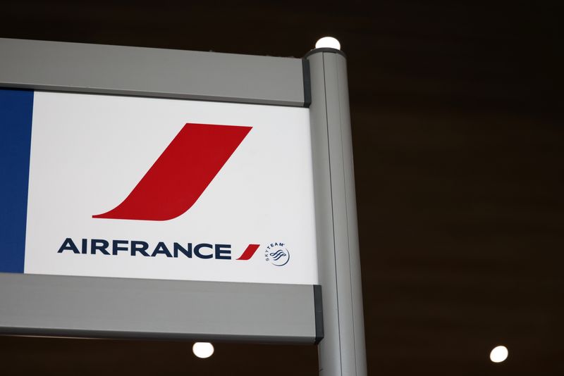 &copy; Reuters. Le logo de la compagnie aérienne Air France à l'aéroport Paris Charles de Gaulle. /Photo prise le 2 décembre 2021/REUTERS/Sarah Meyssonnier