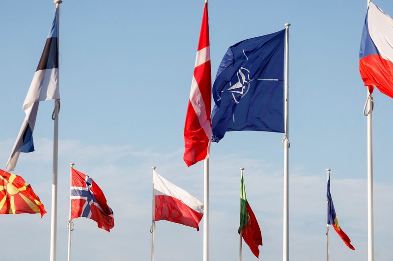 &copy; Reuters. Banderas ondean frente a la sede de la OTAN en Bruselas, Bélgica, el 16 de noviembre de 2022. REUTERS/Yves Herman