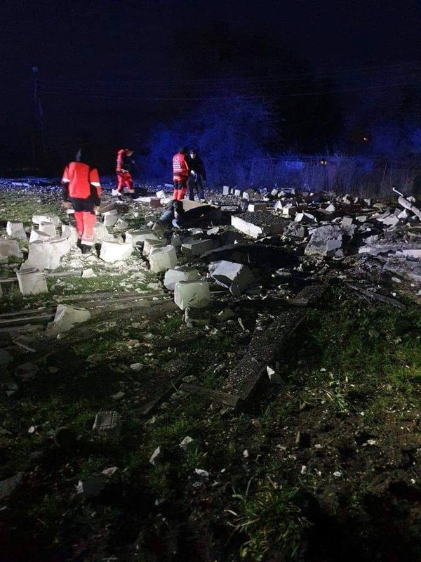 &copy; Reuters. Daños tras una explosión en Przewodow, un pueblo del este de Polonia cerca de la frontera con Ucrania, en esta imagen obtenida de las redes sociales por Reuters publicada el 15 de noviembre de 2022. /vía REUTERS 