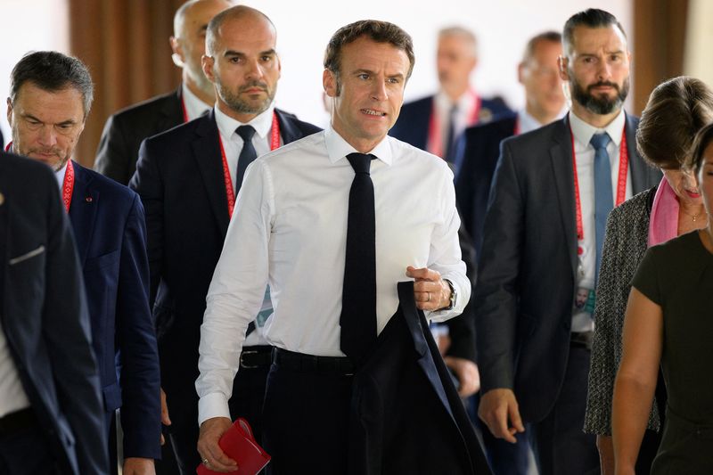 &copy; Reuters. Le président français Emmanuel Macron arrive à une réunion d'urgence des dirigeants du G20  à Bali après une explosion en territoire polonais la veille. /Photo prise le 16 novembre 2022/REUTERS/Leon Neal