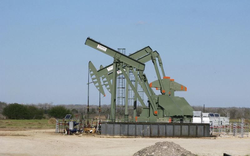 &copy; Reuters. FOTO DE ARCHIVO: Un balancín petrolero permanece inactivo en el condado de Dewitt, Texas