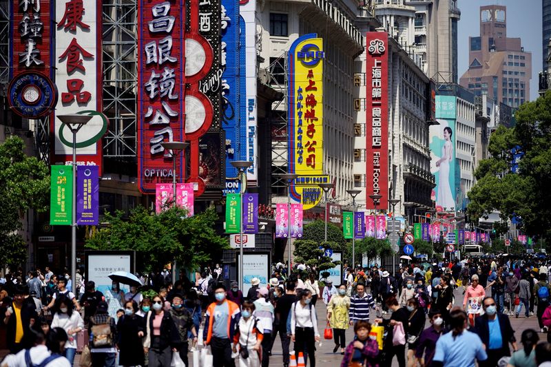 &copy; Reuters. FILE PHOTO: People walk along Nanjing Pedestrian Road, a main shopping area, in Shanghai, China May 5, 2021. REUTERS/Aly Song
