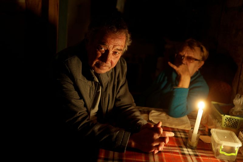 © Reuters. Vitalii Serdiuk, 65, who says he was tortured by Russian service members, and his wife Olena speak during an interview with Reuters after Russia's retreat from Kherson, Ukraine, November 15, 2022. REUTERS/Valentyn Ogirenko