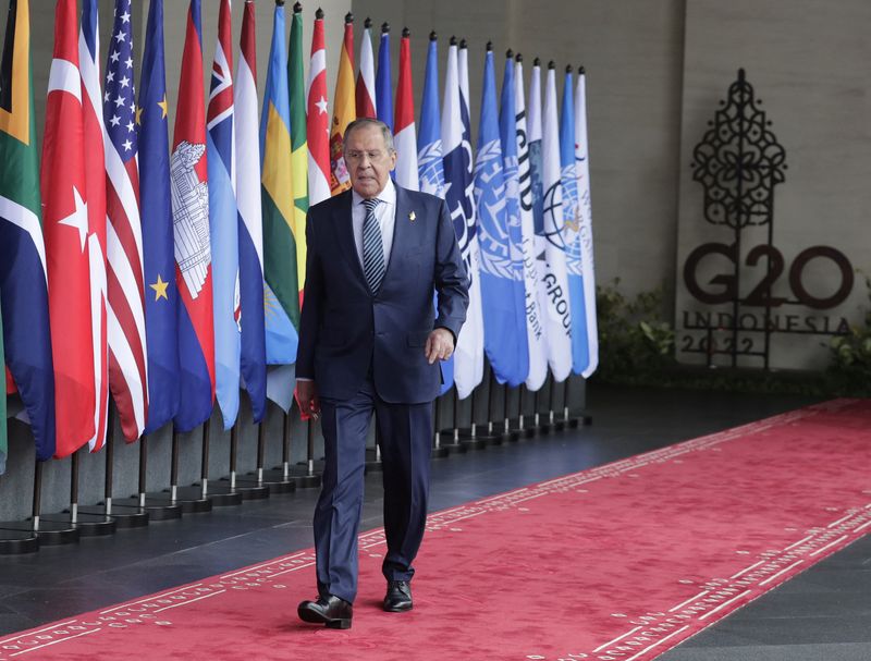 &copy; Reuters. FOTO DE ARQUIVO: Ministro das Relações Exteriores da Rússia, Sergei Lavrov, chega para a Cúpula dos Líderes do G20 em Bali, Indonésia, 15 de novembro de 2022. Mast Irham/Pool via REUTERS/Foto de arquivo
