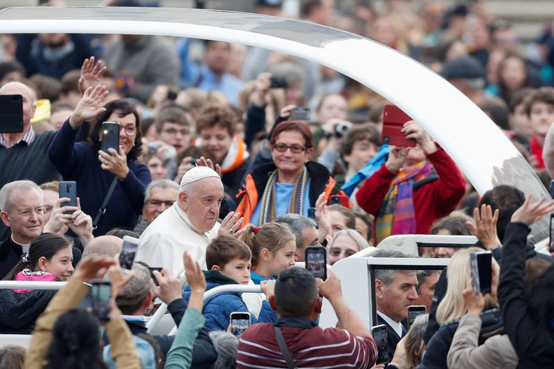 &copy; Reuters. El papa Francisco saluda a la gente mientras llega a la audiencia general semanal en el Vaticano. 16 de noviembre, 2022. REUTERS/Remo Casilli