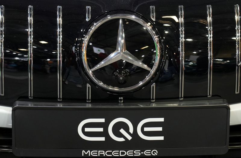 &copy; Reuters. A Mercedes-Benz sign is seen on Mercedes-Benz EQE, an all-electric sedan, during International Motor Show Auto 2022 in Riga, Latvia April 30, 2022. REUTERS/Ints Kalnins