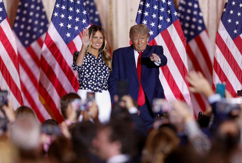 © Reuters. Former U.S. President Donald Trump stands onstage with his wife, former first lady Melania Trump, after announcing that he will once again run for U.S. president in the 2024 U.S. presidential election during an event at his Mar-a-Lago estate in Palm Beach, Florida, U.S. November 15, 2022. REUTERS/Octavio Jones     