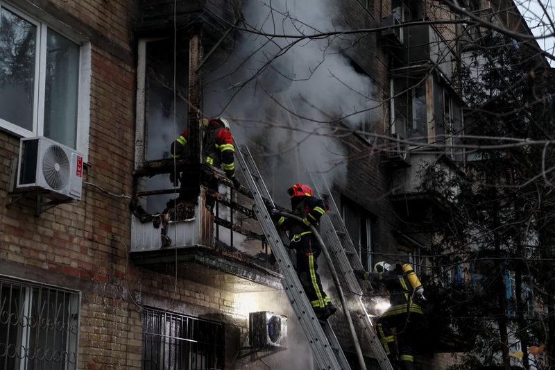 &copy; Reuters. Des pompiers s'efforcent d'éteindre un incendie dans un immeuble résidentiel touché par un tir de missile russe à Kyiv. /Photo prise le 15 novembre 2022/REUTERS/Gleb Garanich