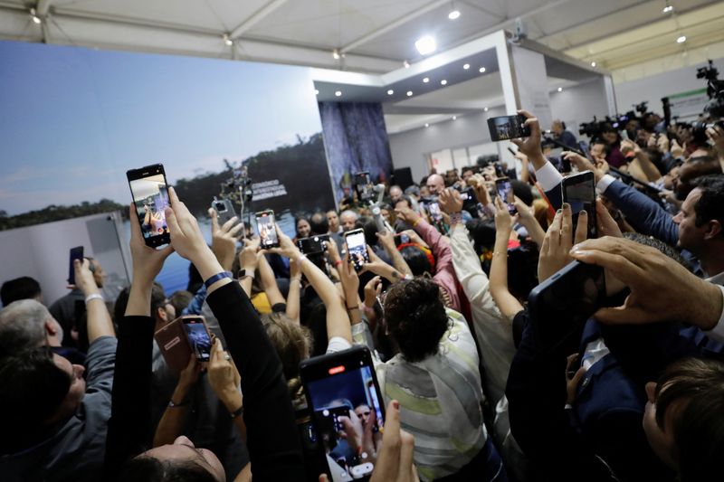 &copy; Reuters. Unas personas graban con sus teléfonos mientras el presidente electo de Brasil, Luiz Inacio Lula da Silva, asiste a la cumbre del clima COP27, en Sharm el-Sheij, Egipto. 16 de noviembre de 2022. REUTERS/Mohamed Abd El Ghany