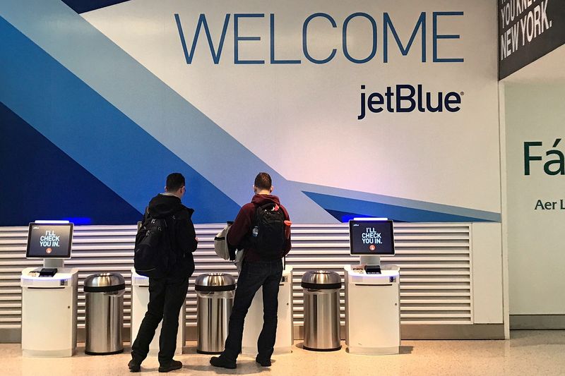 &copy; Reuters. FILE PHOTO: Travelers check-in at a JetBlue Airways kiosk at John F. Kennedy Airport in the Queens borough of New York, U.S., January 24, 2017. REUTERS/Shannon Stapleton/File Photo