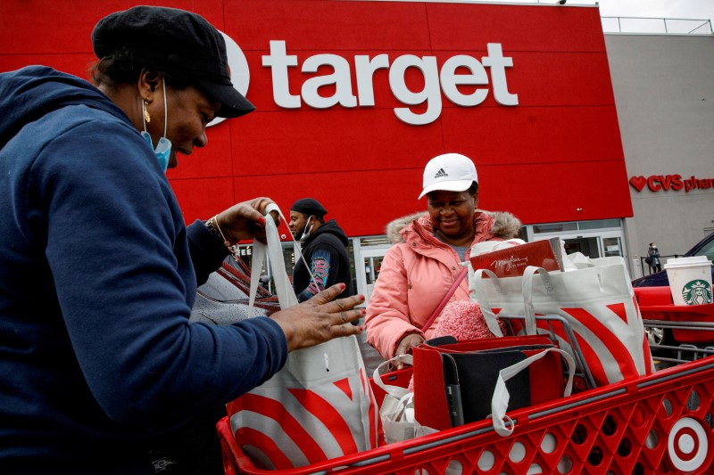 &copy; Reuters. FILE PHOTO: Shoppers exit a Target store during Black Friday sales in Brooklyn, New York, U.S., November 26, 2021.  REUTERS/Brendan McDermid/File Photo  GLOBAL BUSINESS WEEK AHEAD