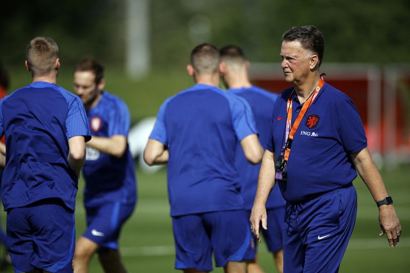 &copy; Reuters. Van Gaal em treino da Holanda
16/11/2022     REUTERS/John Sibley