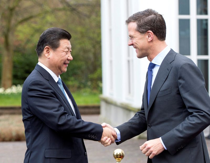 &copy; Reuters. FILE PHOTO: Prime Minister Mark Rutte (R) of the Netherlands shakes hands with China's President Xi Jinping as he welcomes Xi on the second day of his state visit, at The Hague March 23, 2014.  REUTERS/Paul Vreeker/United Photos