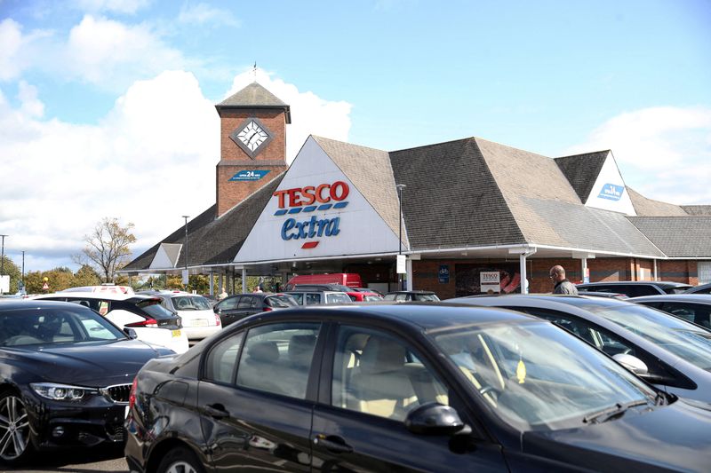 © Reuters. FILE PHOTO: Vehicles are pictured outside a Tesco supermarket in Hatfield, Britain October 6, 2020. REUTERS/Peter Cziborra