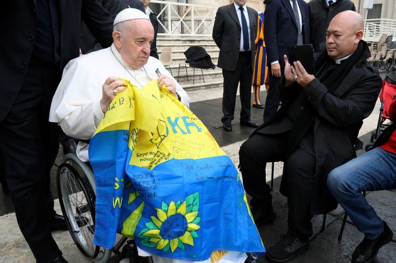 &copy; Reuters. Papa Francisco com bandeira da Ucrânia
 16/11/2022   Divulgação