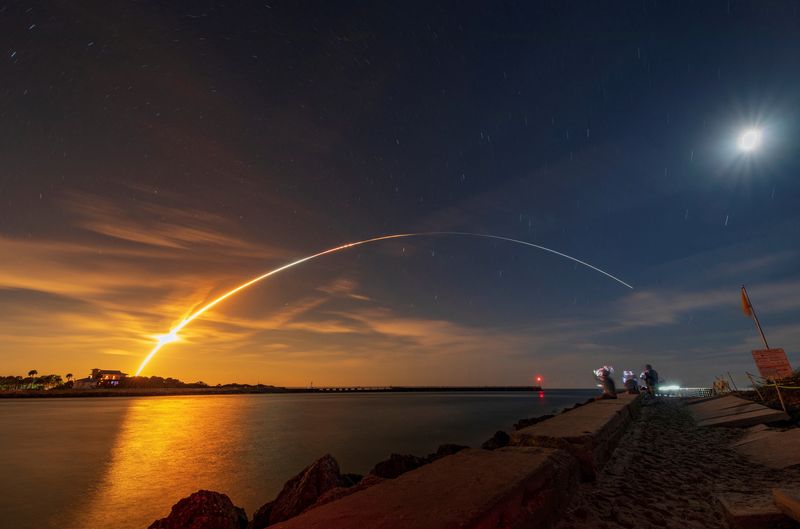 &copy; Reuters. Il razzo lunare della Nasa, lo Space Launch System (Sls) con la capsula Orion ,parte dal complesso di lancio 39-B per la missione Artemis 1 verso la Luna, Sebastian, Florida, Stati Uniti, 16 novembre 2022. REUTERS/Joe Rimkus Jr.