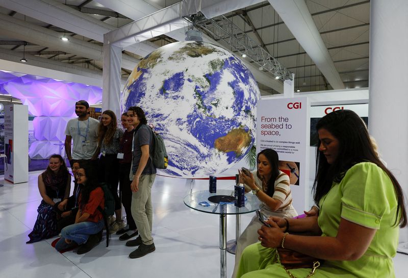 &copy; Reuters. Asistentes posan para una foto durante la cumbre climática COP27 en Sharm el-Sheikh, Egipto, 16 de noviembre de 2022. REUTERS/Mohammed Salem