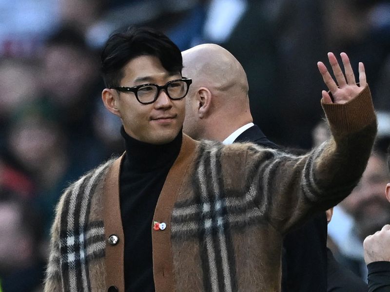 &copy; Reuters. FOTO DE ARCHIVO. Son Heung-min del Tottenham Hotspur saluda a los aficionados antes del partido frente al Leeds United, en el Tottenham Hotspur Stadium, Londres, Inglaterra.12 de noviembre de 2022. REUTERS/Dylan Martinez