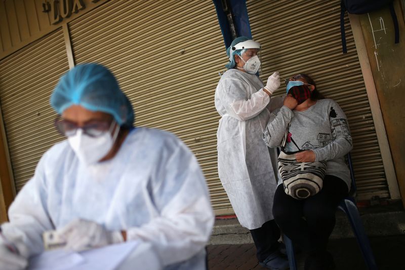 &copy; Reuters. A medical team member takes a swab sample from a woman to be tested for the coronavirus disease (COVID-19), amidst an outbreak of the coronavirus disease (COVID-19), in Bogota, Colombia December 29, 2020. REUTERS/Luisa Gonzalez