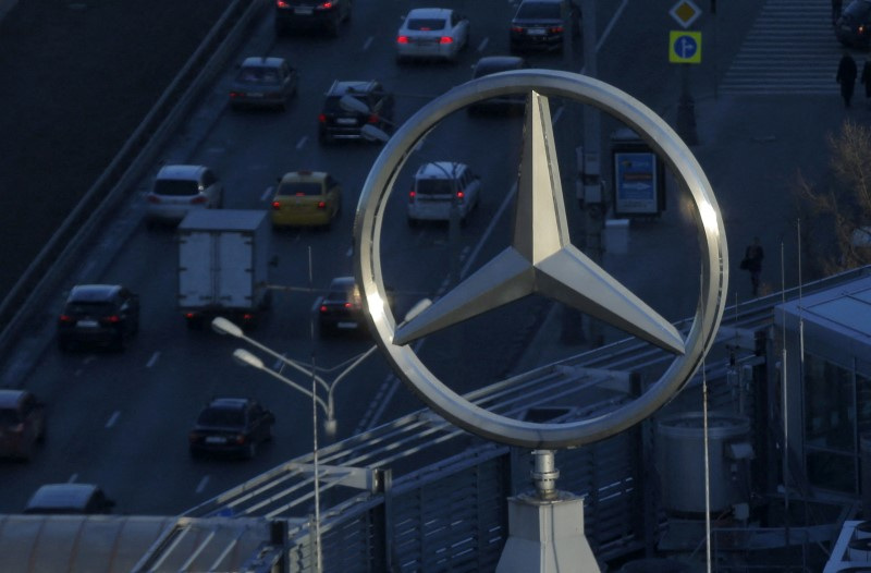 &copy; Reuters. Foto de archivo del logo de Mercedes-Benz en un edificio en Moscú. 
Abril 5, 2016. REUTERS/Maxim Shemetov
