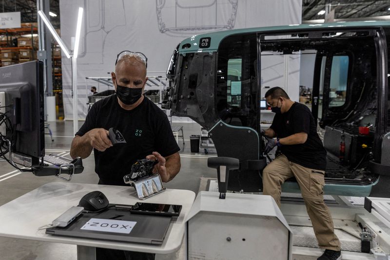 © Reuters. Funcionários trabalham na linha de montagem do Zoox, veículo autônomo da Amazon, na fábrica da empresa em Fremont, Califórnia, EUA
19/07/2022
REUTERS/Carlos Barria