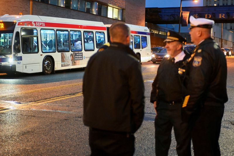 &copy; Reuters. After being transported by bus from the U.S. border in Texas, migrants are taken by city employees to a city bus, as police officers stand nearby, in Philadelphia, Pennsylvania, U.S., November 16, 2022. REUTERS/Bastiaan Slabbers