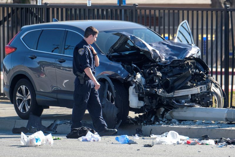 © Reuters. A police officer investigates the scene after multiple Los Angeles County Sheriff's Department recruits were injured when a car crashed into them while they were out for a run in Whittier, California, U.S. November 16, 2022. REUTERS/Ringo Chiu