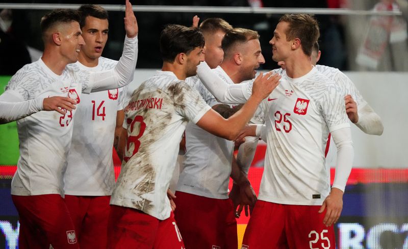 &copy; Reuters. El polaco Krzysztof Piatek celebra junto a sus compañeros tras marcar el gol del triunfo de su selección sobre Chile, en un partido amistoso en el Estadio Nacional de Varsovia, en Varsovia, Polonia - Noviembre 16, 2022. REUTERS/Aleksandra Szmigiel