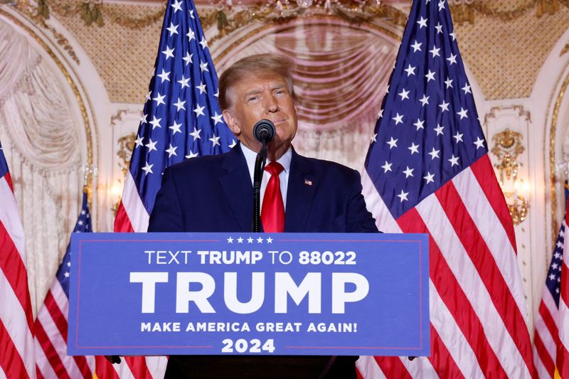 &copy; Reuters. Foto de archivo de Donald Trump anunciando su candidatura a la Casa Blanca en 2024 en su resort en Mar-a-Lago, Palm Beach
Nov 15, 2022. REUTERS/Jonathan Ernst/ 
