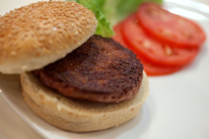 &copy; Reuters. FILE PHOTO: The world's first lab-grown beef burger is seen after it was cooked at a launch event in west London August 5, 2013.  REUTERS/David Parry/pool  