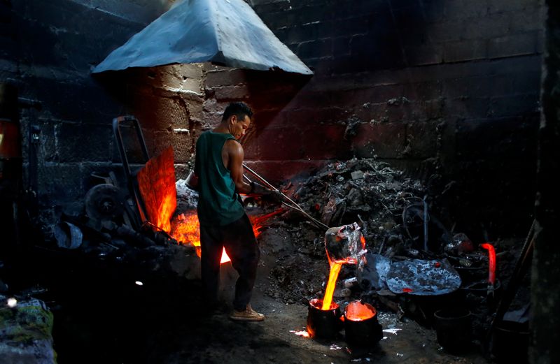 &copy; Reuters. FILE PHOTO: A man works at an aluminum utensils factory in Managua, Nicaragua March 13, 2019.Picture taken March 13, 2019. REUTERS/Oswaldo Rivas/File Photo