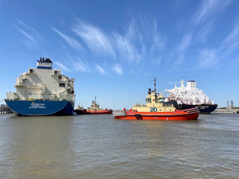 © Reuters. FILE PHOTO: An LNG tanker is guided by tug boats at the Cheniere Sabine Pass LNG export unit in Cameron Parish, Louisiana, U.S., April 14, 2022. REUTERS/Marcy de Luna/File Photo