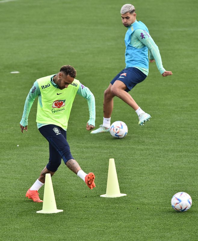 &copy; Reuters. Neymar e Bruno Guimarães em treino da seleção brasileira em Turim
15/11/2022
REUTERS/Massimo Pinca