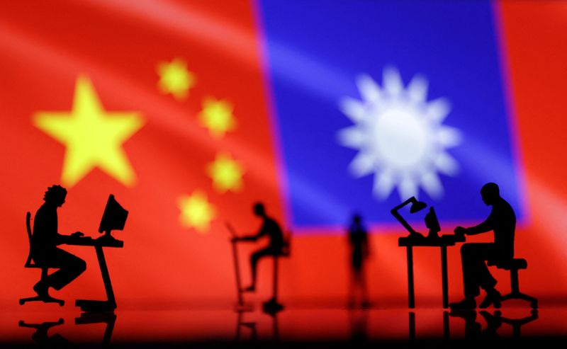 &copy; Reuters. FILE PHOTO: Small figurines with computers are seen in front of Chinese and Taiwanese flags in this illustration, August 6, 2022. REUTERS/Dado Ruvic/Illustration/File Photo