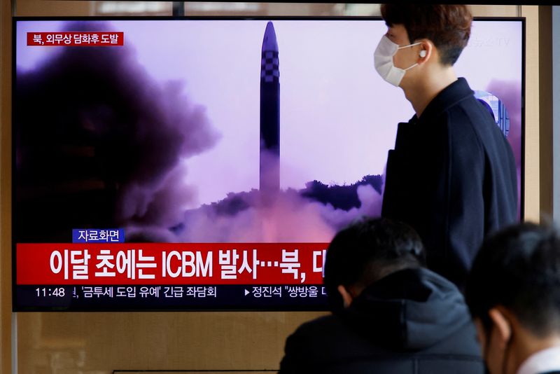© Reuters. A man walks past a TV broadcasting a news report, on North Korea firing a ballistic missile off its east coast, in Seoul, South Korea, November 17, 2022.  REUTERS/Heo Ran
