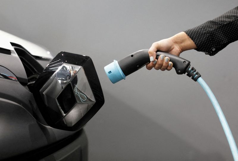 &copy; Reuters. フランスとスペインは１７日、エジプトで開催中の国連気候変動枠組み条約第２７回締約国会議（ＣＯＰ２７）で、ガソリン車など内燃機関を用いる自動車の新車販売を２０３５年までに停