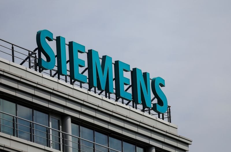 &copy; Reuters. FILE PHOTO: A sign with the logo of Siemens company is on display outside its office in Moscow, Russia, May 12, 2022. REUTERS/Evgenia Novozhenina