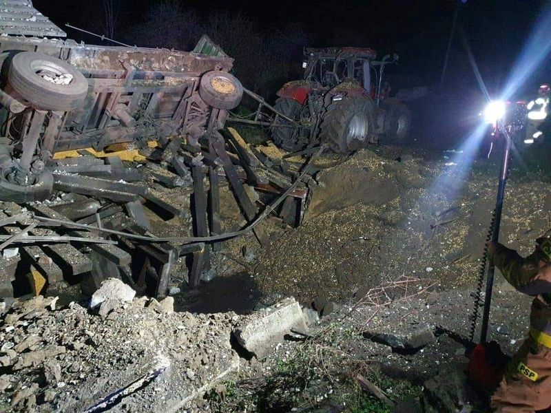 &copy; Reuters. Daños tras una explosión en Przewodow, un pueblo del este de Polonia cerca de la frontera con Ucrania, en una imagen obtenida de las redes sociales por Reuters, publicada el 15 de noviembre de 2022. /vía REUTERS 