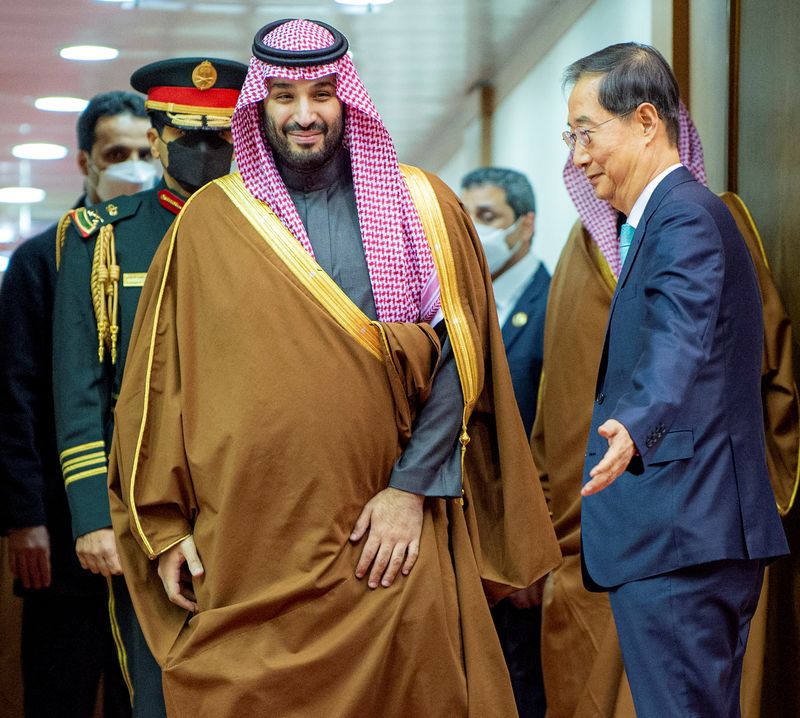 &copy; Reuters. رئيس وزراء كوريا الجنوبية يستقبل ولي العهد السعودي محمد بن سلمان لدى وصوله إلى سول يوم الأربعاء في صورة حصلت عليها رويترز من الديوان الملكي 