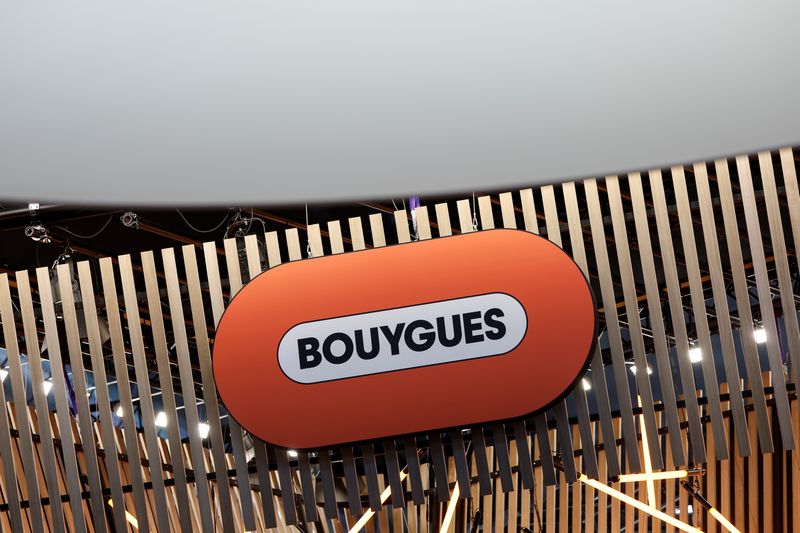 &copy; Reuters. Un logo de Bouygues dans son espace d'exposition, lors de la conférence Viva Technology à Paris, France. /Photo prise le 15 juin 2022/REUTERS/Benoit Tessier