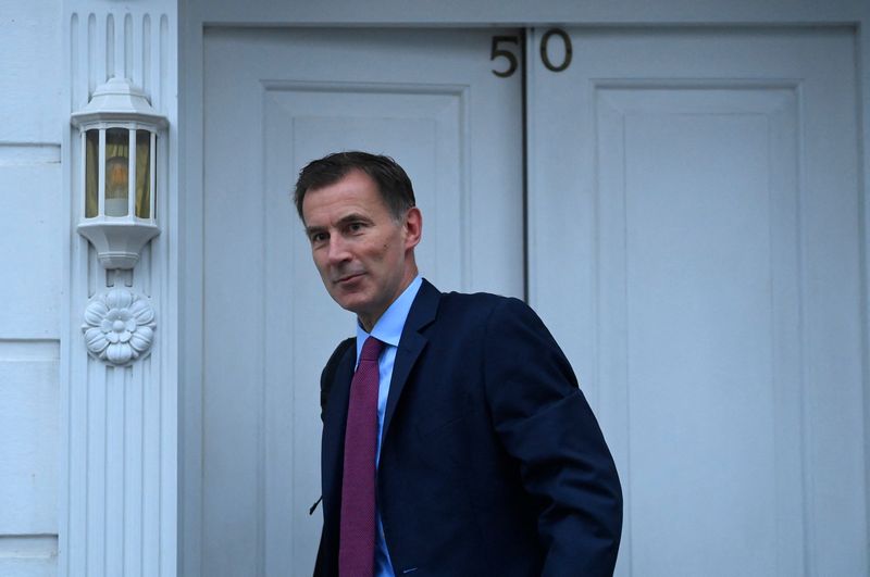 &copy; Reuters. El ministro de Hacienda británico, Jeremy Hunt, sale de su casa en Londres, Reino Unido, el 16 de noviembre de 2022. REUTERS/Toby Melville