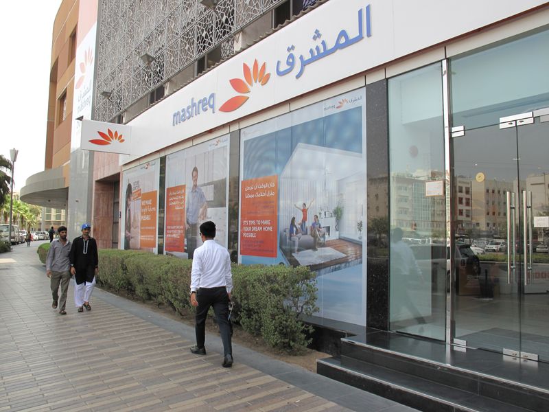 &copy; Reuters. أحد فروع بنك المشرق الإماراتي في دبي - صورة من أرشيف رويترز.