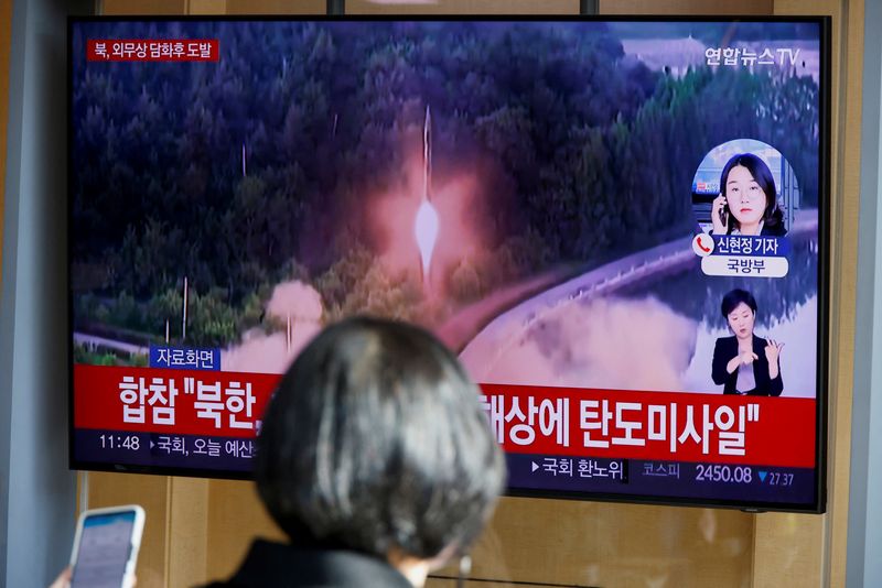 &copy; Reuters. امرأة في سول تشاهد تقريرا عن إطلاق كوريا الشمالية صاروخا باليستيا قبالة ساحلها الشرقي  يوم الخميس. تصوير: هيو ران - رويترز.