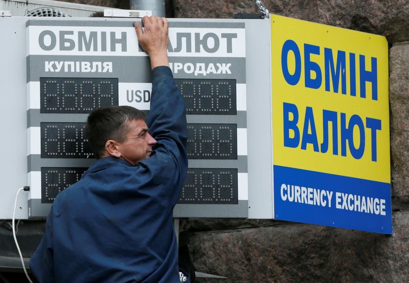 &copy; Reuters. FILE PHOTO: A man arranges a board outside a currency exchange office in central Kiev, Ukraine, August 12, 2016. REUTERS/Valentyn Ogirenko